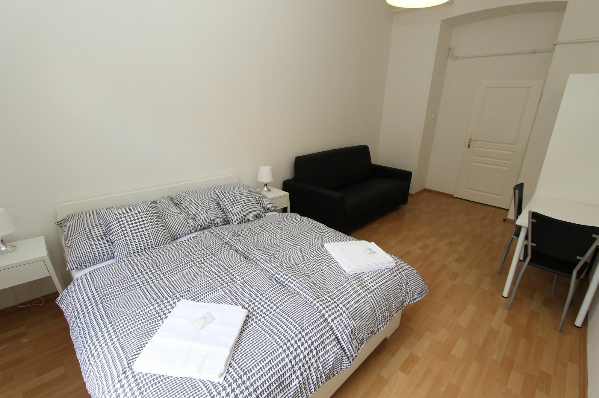 Zizka Home Apartments Прага Екстер'єр фото